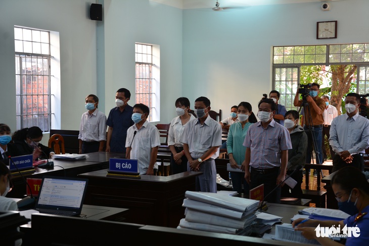Nguyên giám đốc Chi nhánh Văn phòng đăng ký đất đai Phan Thiết cùng thuộc cấp hầu tòa - Ảnh 1. Nguyên giám đốc Chi nhánh Văn phòng đăng ký đất đai Phan Thiết cùng thuộc cấp hầu tòa - Ảnh 1.