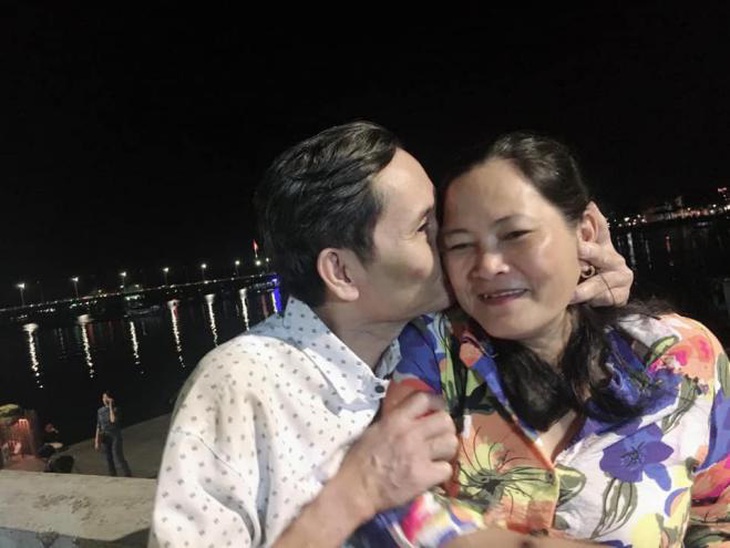 Những bức thư tình nhòe chữ của người đàn ông luôn dặn vợ ngủ thêm chút nữa - Ảnh 1. Những bức thư tình nhòe chữ của người đàn ông luôn dặn vợ ngủ thêm chút nữa - Ảnh 1.