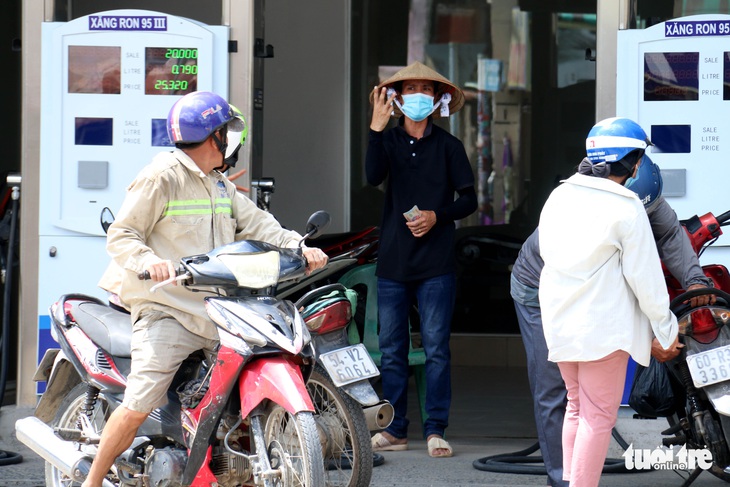 Vụ khát xăng lan đến TP.HCM: Doanh nghiệp cam kết đảm bảo nguồn cung - Ảnh 1.