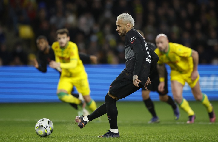 Neymar đá hỏng phạt đền, Mbappe và Messi bỏ lỡ nhiều cơ hội khiến PSG thảm bại - Ảnh 1.