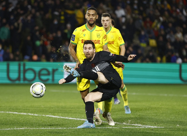 Neymar đá hỏng phạt đền, Mbappe và Messi bỏ lỡ nhiều cơ hội khiến PSG thảm bại - Ảnh 3.