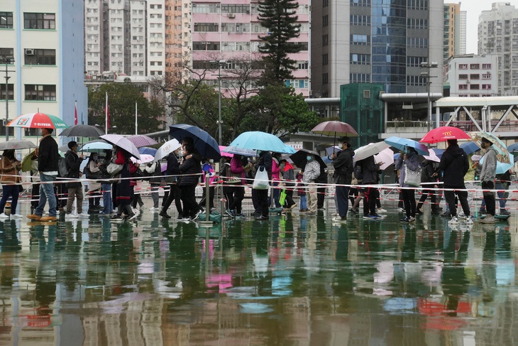 Hong Kong buộc xét nghiệm toàn dân, Hàn Quốc kỷ lục 170.000 ca một ngày - Ảnh 2.