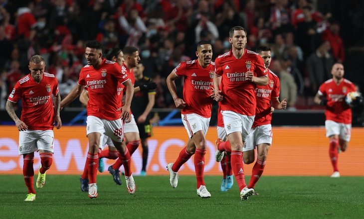 Ajax đánh rơi chiến thắng trước Benfica sau 2 lần dẫn trước - Ảnh 2.