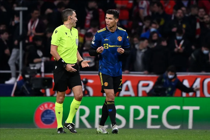 Vì sao Cristiano Ronaldo nổi cáu với trọng tài? - Ảnh 1. Vì sao Cristiano Ronaldo nổi cáu với trọng tài? - Ảnh 1.