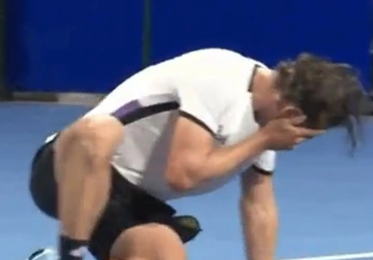 Tay vợt John Millman bỏ cuộc vì tự gây chấn thương mắt hy hữu - Ảnh 1. Tay vợt John Millman bỏ cuộc vì tự gây chấn thương mắt hy hữu - Ảnh 1.
