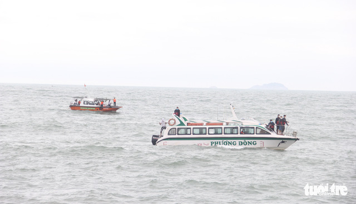 Tất cả đều mang áo phao nhưng do tàu lật úp nên có người mắc kẹt không ra được - Ảnh 1.