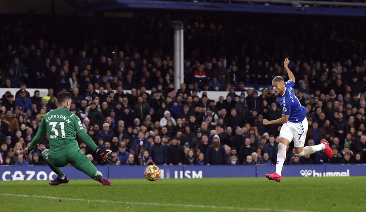 Thắng may Everton, Man City lại nới rộng cách biệt với Liverpool - Ảnh 1.