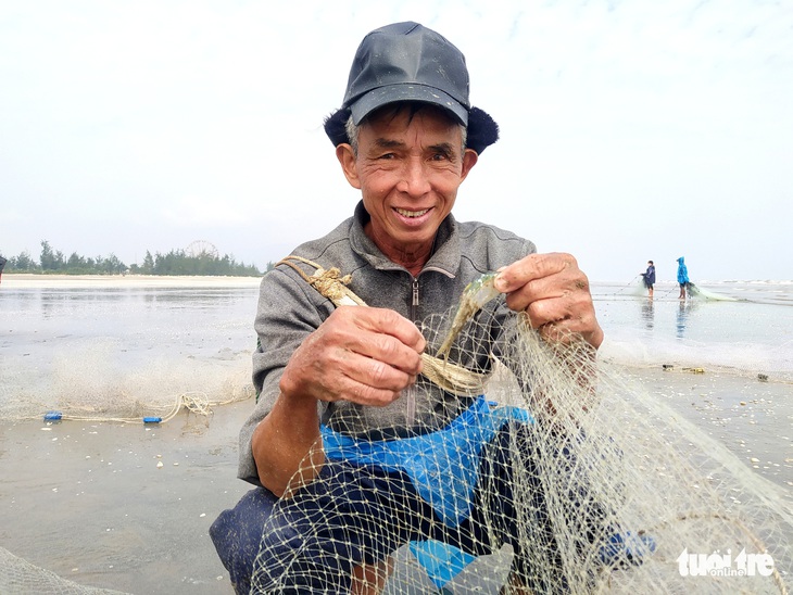 Đầu năm kéo ‘lộc biển’, ngư dân Hà Tĩnh thu tiền triệu mỗi ngày - Ảnh 5.