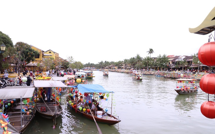 Đi thuyền trên sông Hoài, ngắm phổ cổ Hội An thơ mộng ngày đầu xuân