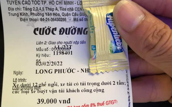 Vì sao trạm thu phí cao tốc TP.HCM - Long Thành trả tiền dư bằng... kẹo?