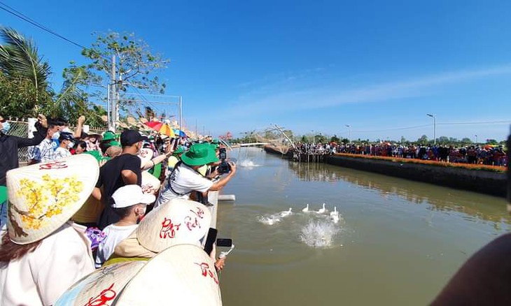 Làng du lịch, nông trại Cần Thơ kìn kìn du khách chụp ảnh, du xuân - Ảnh 2.