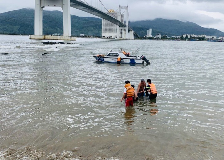 Đang tìm kiếm người nhảy cầu Thuận Phước, lại có người nhảy cầu tự tử - Ảnh 1.