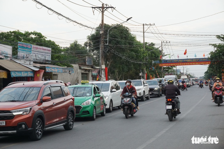 Người dân ùn ùn trở lại TP.HCM, bến phà, cao tốc đông xe - Ảnh 5.