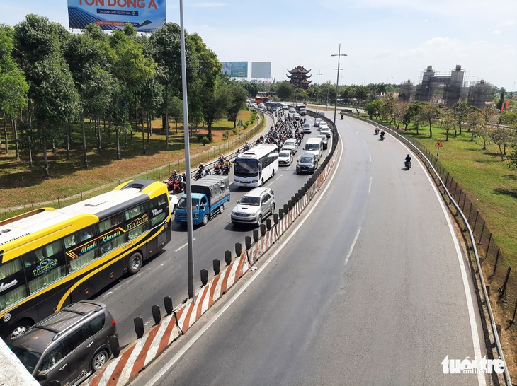 Người dân tất bật quay lại thành phố, quốc lộ 1 miền Tây ùn ứ - Ảnh 2.