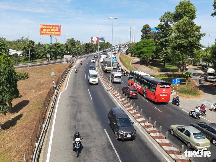 Người dân tất bật quay lại thành phố, quốc lộ 1 miền Tây ùn ứ - Ảnh 3.