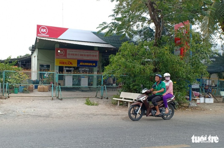 Nhiều cửa hàng xăng dầu ở miền Tây đóng cửa, nói vì... lỗ vốn, hết xăng - Ảnh 1.