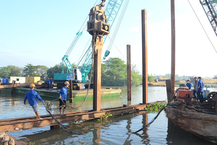 Tiền Giang gấp rút đắp đập thép hơn 10 tỉ đồng để ngăn mặn - Ảnh 1.