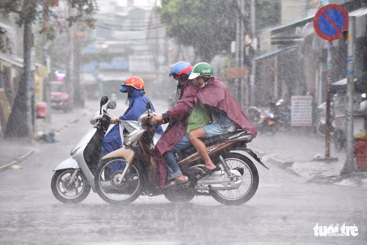 Đầu năm TP.HCM đón cơn mưa trái mùa nặng hạt - Ảnh 2.