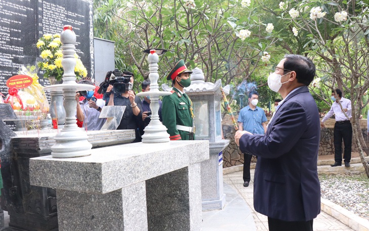 Thủ tướng Phạm Minh Chính dâng hương tưởng niệm các liệt sĩ Gạc Ma