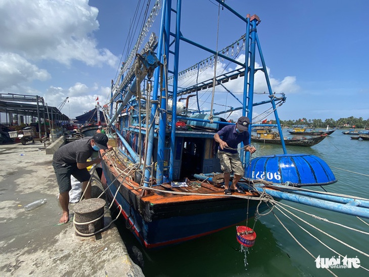 Giá xăng leo thang, hàng ngàn tàu cá phải nằm bờ - Ảnh 6.