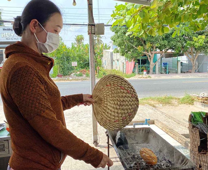 Bánh mì Việt ký sự - Kỳ 9: Nhớ lắm bánh mì nướng muối ớt ở biên viễn - Ảnh 1.