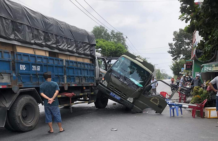 Va chạm giữa xe thùng chở phạm nhân và xe tải, 3 người bị thương - Ảnh 2. Va chạm giữa xe thùng chở phạm nhân và xe tải, 3 người bị thương - Ảnh 2.