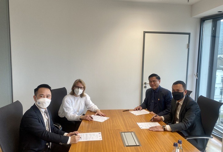 DFL, VFF và VPF ký biên bản ghi nhớ về phát triển bóng đá Việt Nam - Ảnh 1. DFL, VFF và VPF ký biên bản ghi nhớ về phát triển bóng đá Việt Nam - Ảnh 1.
