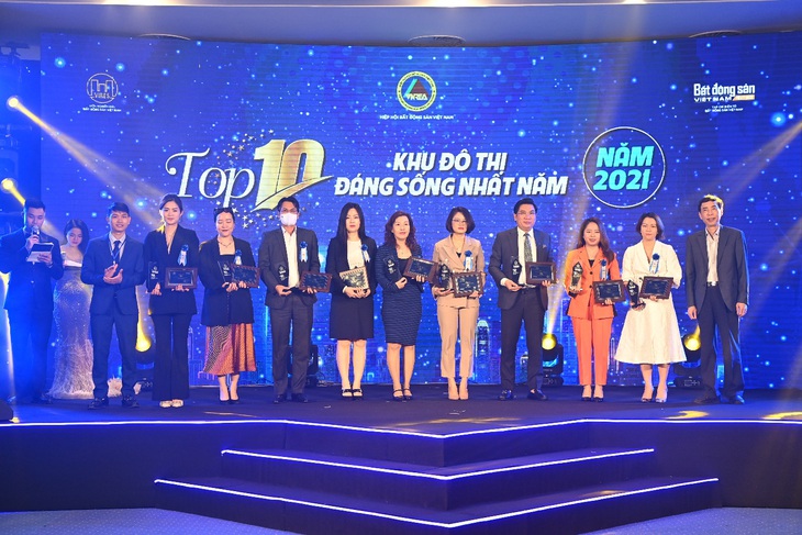 Van Phuc City nhận 2 danh hiệu bất động sản dẫn đầu 2021 - 2022 - Ảnh 2.