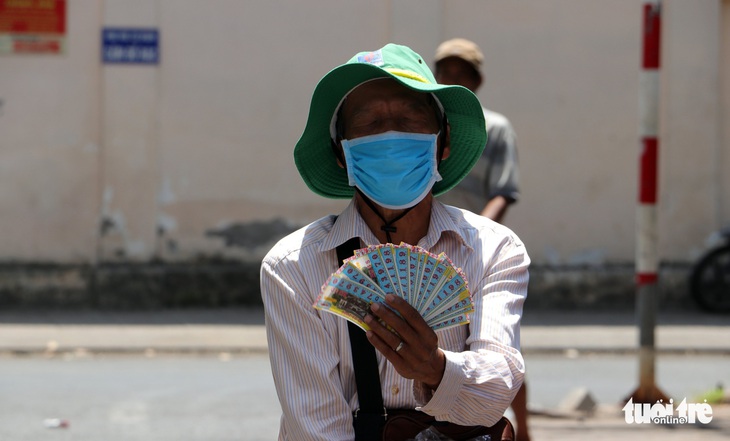 Thu hồi văn bản người dân chỉ ra đường khi thật sự cần thiết, ngưng hàng rong, vé số dạo - Ảnh 1.