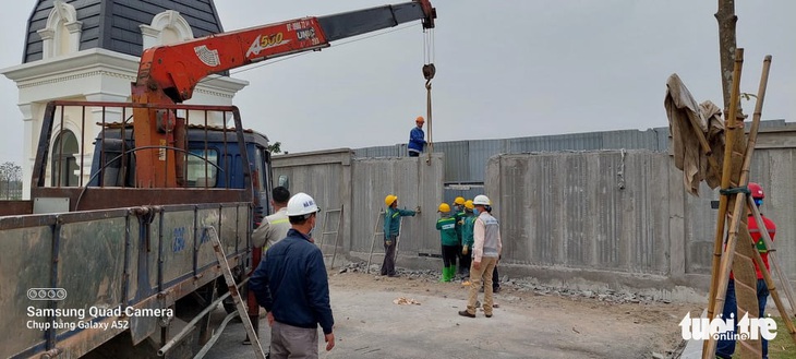 Vụ khu đô thị rào chắn đường dân ra đồng: chủ đầu tư cho dỡ tường rào bê tông - Ảnh 2.