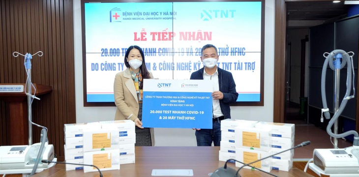 Doanh nghiệp tặng 20.000 bộ test nhanh COVID-19 và 20 máy thở cho Bệnh viện Đại học Y - Ảnh 1.