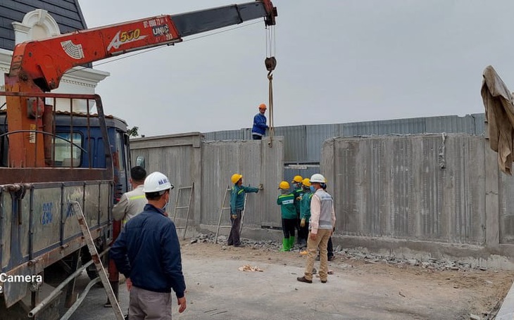 Vụ khu đô thị rào chắn đường dân ra đồng: chủ đầu tư cho dỡ tường rào bê tông