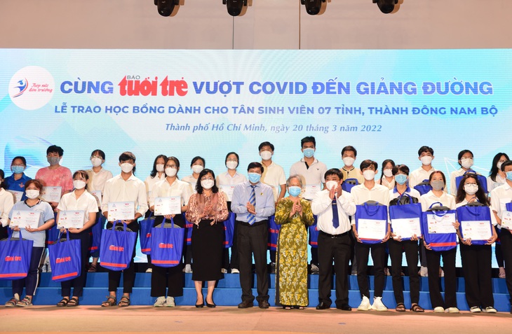 Cùng Tuổi Trẻ tiếp sức tân sinh viên vượt khó đến trường - Ảnh 1.