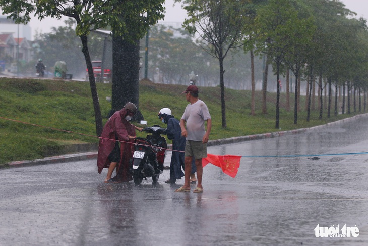 TP.HCM: Mưa trắng trời giải nhiệt giữa trưa nắng - Ảnh 3.