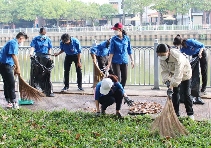 Đạp xe, dọn vệ sinh cùng mừng sinh nhật Đoàn - Ảnh 2.