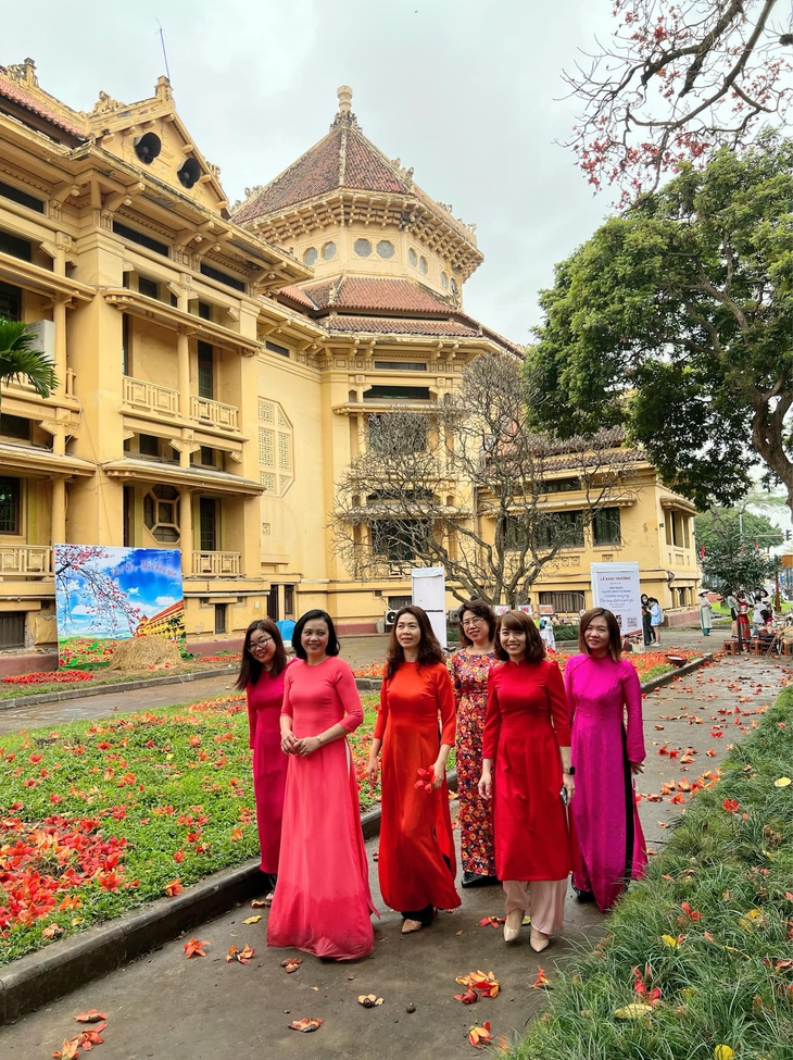 Check-in mùa hoa gạo tháng 3 bên cây gạo già nhất thủ đô - Ảnh 1.