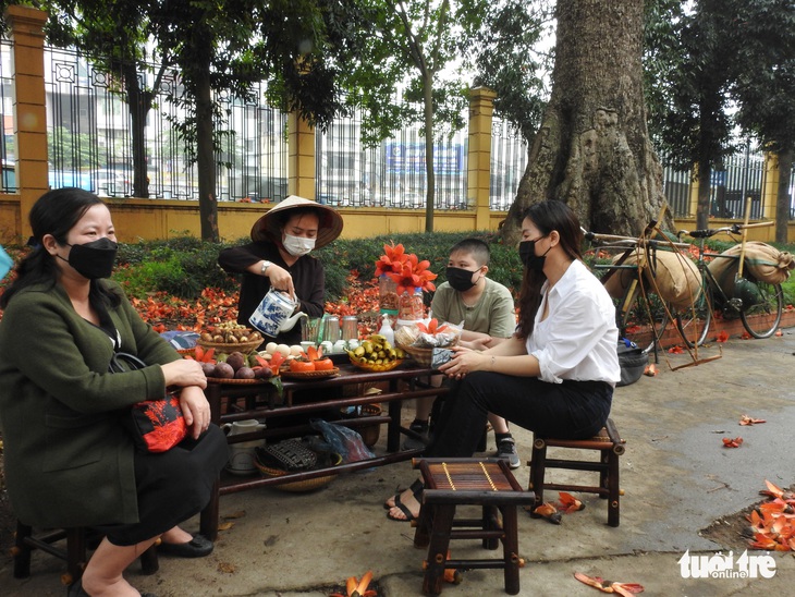 Check-in mùa hoa gạo tháng 3 bên cây gạo già nhất thủ đô - Ảnh 4.