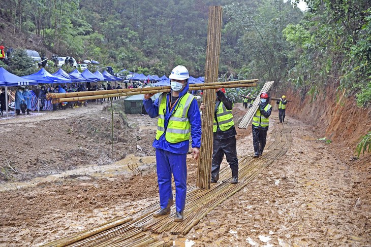 Trung Quốc tìm thấy mảnh thi thể nạn nhân trong vụ máy bay chở 132 người rơi - Ảnh 1.