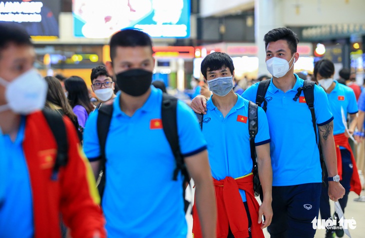 Tuyển Việt Nam sang Nhật Bản, Hùng Dũng gặp người quen ở sân bay - Ảnh 6.