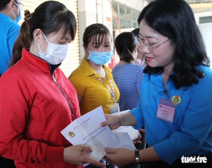 03 TANG QUA CHO NGUOI LAO DONG TAI BINH DUONG (3)