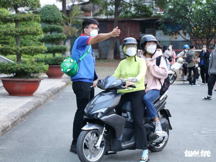 Làng đại học thành làng… ôtô trong ngày thi đánh giá năng lực - Ảnh 4.