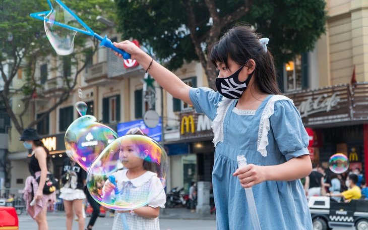 Các khu vui chơi đông nghịt trẻ em, sao Hà Nội vẫn 