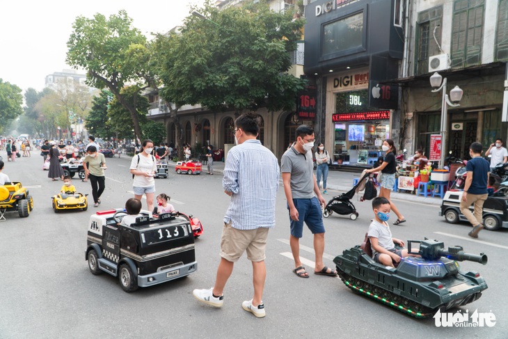 Các khu vui chơi đông nghịt trẻ em, sao Hà Nội vẫn đợi tiêm vắc xin mới cho trẻ tới trường? - Ảnh 1.