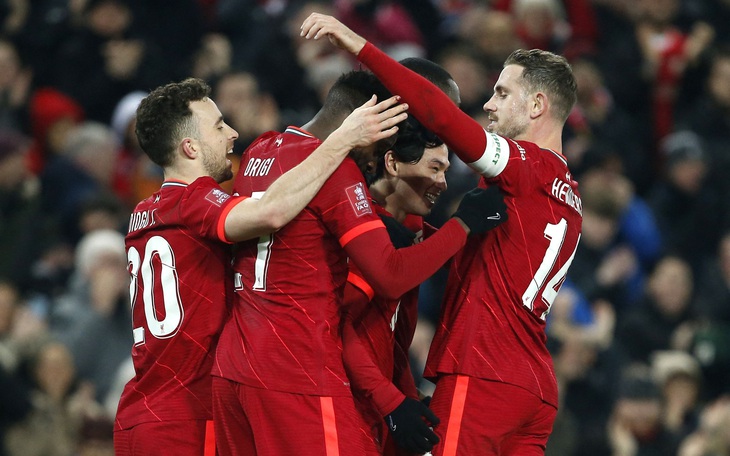 Tiền đạo Nhật đưa Liverpool vào tứ kết Cúp FA, Lukaku cứu Chelsea