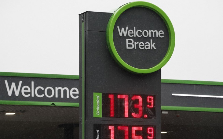 Giá dầu lên hơn 110 USD/thùng, OPEC chỉ tăng sản lượng nhỏ giọt