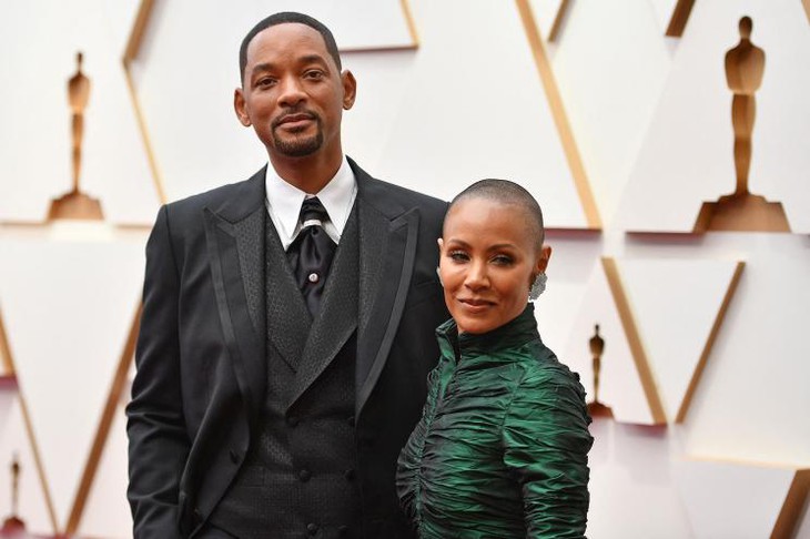 Chris Rock đùa cợt về mái đầu trọc của  vợ Will Smith nằm ngoài kịch bản trao giải Oscar - Ảnh 1.