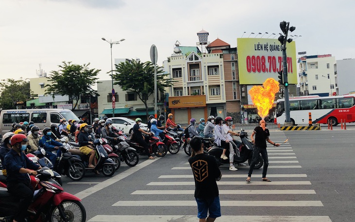 Người "biểu diễn" ngậm dầu phun lửa tràn ra các ngã tư đường, nguy cơ mất an toàn