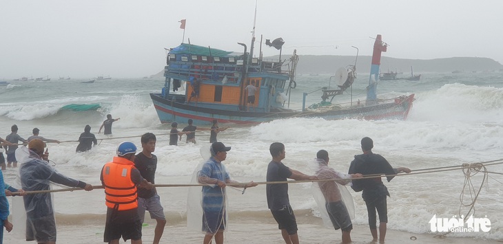 Mưa gió lớn bất thường, 60 tàu thuyền ở Phú Yên bị sóng đánh chìm, mắc cạn - Ảnh 1.