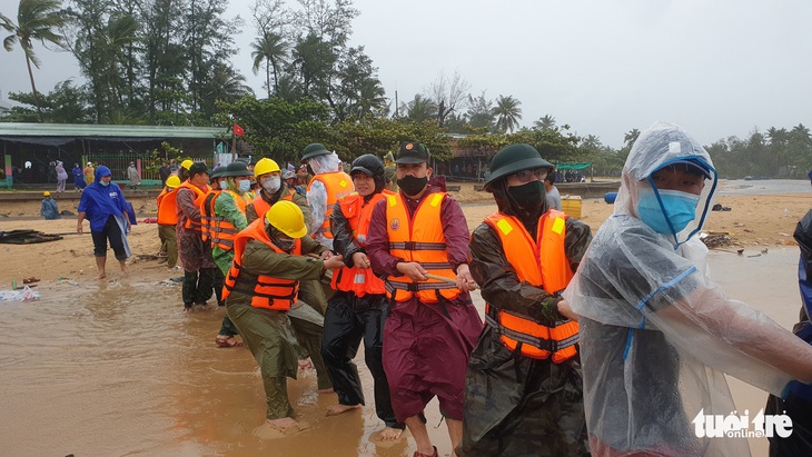 Mưa gió lớn bất thường, 60 tàu thuyền ở Phú Yên bị sóng đánh chìm, mắc cạn - Ảnh 6.