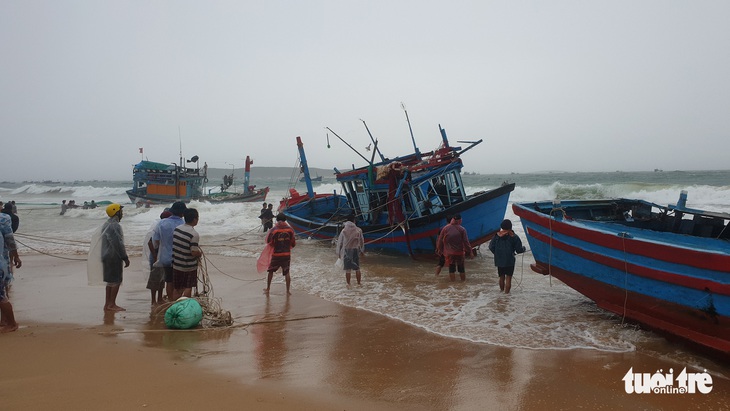 Mưa gió lớn bất thường, 60 tàu thuyền ở Phú Yên bị sóng đánh chìm, mắc cạn - Ảnh 4.